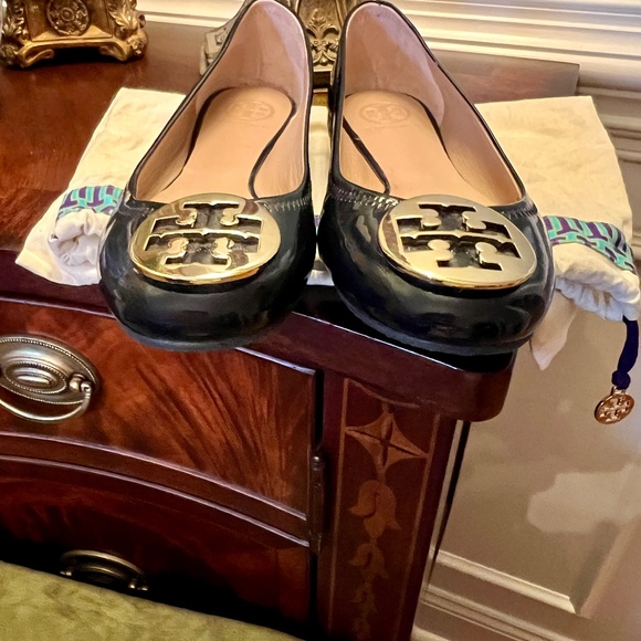 EEUC Tory Burch Navy Patent Leather Reva Ballet Flats Shoes Gold Logo Size 9 M - Picture 4 of 8
